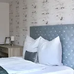 The Manhattan A Boutique By American Ease * גראפנוור