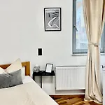 The Manhattan A Boutique By American Ease גראפנוור
