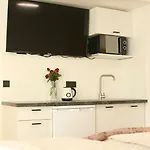 The Manhattan A Boutique By American Ease * גראפנוור