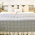 The Manhattan A Boutique By American Ease גראפנוור